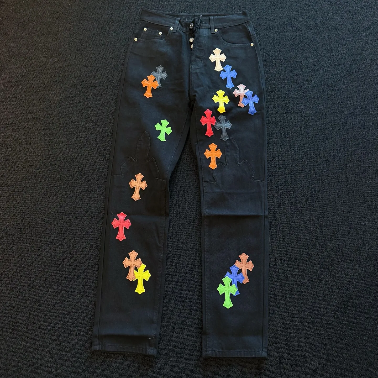 P280 Style No.: D358 ChromeHearts Chrome Colored Leather Straight Jeans Ceiling-Level Jeans A pair is hard to find at the counter‼ ️About Zangyin✅This is an extremely luxurious fashion brand that can also be called the aristocracy of the high street. It has always been an exclusive brand for some hipsters or rich second generations. The color of this model is already very eye-catching by using a unique washed material. It is decorated with pink patch cross flowers, which cleverly highlights the charm of the brand. Secondly, this model adopts a classic high-waist cut design, which highlights the long legs and fashionable temperament of the upper body. The brand is highly recognizable and the slim-fitting configuration is more suitable for daily wear. The personality will be fashionable and the specifications can be seen at a glance. Materials and technology ✅ Needless to say, this point goes without saying. As an excellent craftsman brand, Zangyin's requirements for details and craftsmanship are really perfect. The washed color of this model has gone through a lot of processes, not to mention the embellishment of the denim appliqués. It is also purely handmade and sewn. Just like what they believe in, only handmade things have soul and have the meaning of wearing. A top-notch heavy-duty fashionable denim item, recommended by both hands‼ ️ Size: 28, 30, 32, 34, 36 (S-XXL) Color: black Size reference: Pants length 100 102 104 106 106 Waist 72 76 80 84 88 Recommended weight S (about 110 pounds) M (about 140 pounds) L (about 140 pounds) XL (about 165) XXL (about 185)